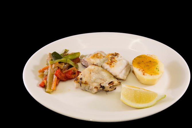 Alhambra Nasrid Palaces Tour and Traditional Meal Experience - Good To Know