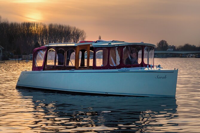 Amsterdam: Luxury Guided Boat Tour Stroopwafels and Drinks!