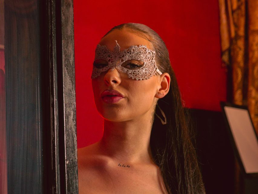 Amsterdam: Red Light Photoshoot in Former Brothel - Good To Know