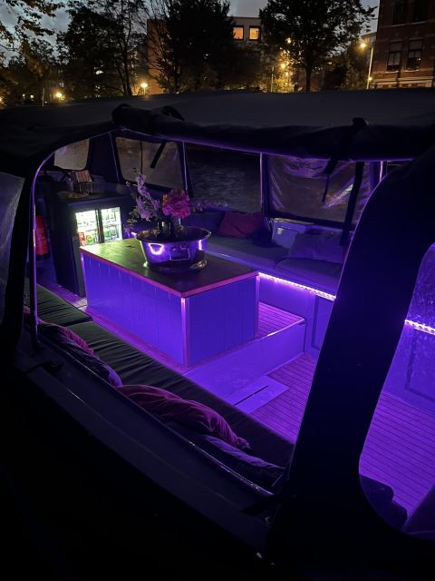 Amsterdam: Winter Lights Cruise With Hot Chocolate & Snacks - Good To Know