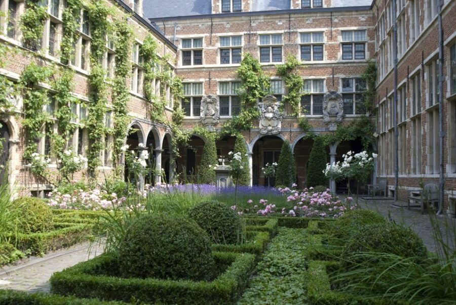 Antwerp: Private Historical Highlights Walking Tour