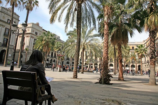 Barcelona Old Town Walking Tour With Official Guide - Tour Highlights