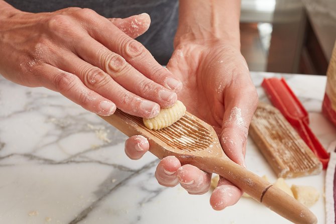 Cesarine: Small Group Pasta and Tiramisu Class in Milan