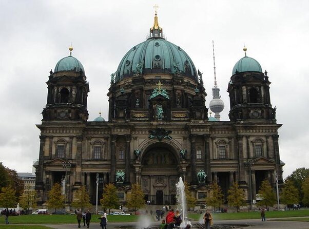 City Tour in the Form of a Scavenger Hunt Through Berlin Mitte