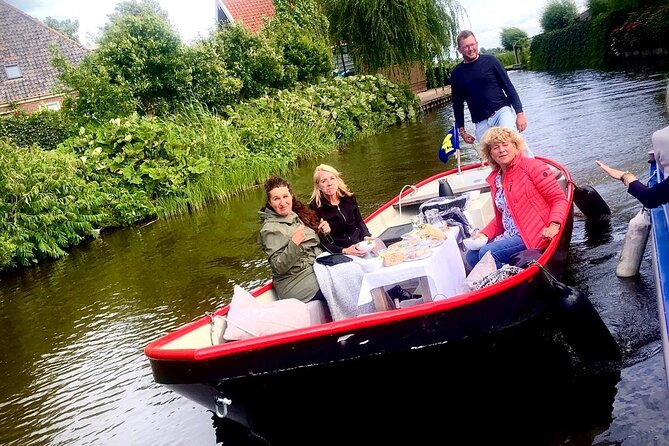 De Rijp Private Boat Tour With Drinks, Cheese and Snacks