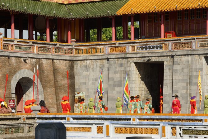 Deluxe Walking Tour to Imperial City and Dong Ba Market in Hue