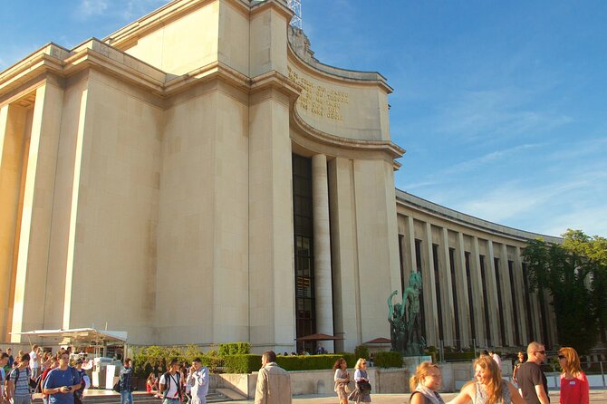 Eiffel Tower With Hotel Pickup and Walking Tour to Trocadéro - Expert Guides Commentary