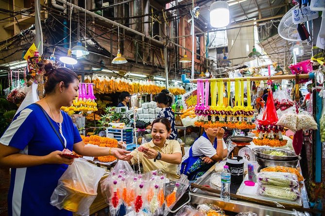 Experience Typical Thailand at Night Including Streetfood Dinner & Foot Massage