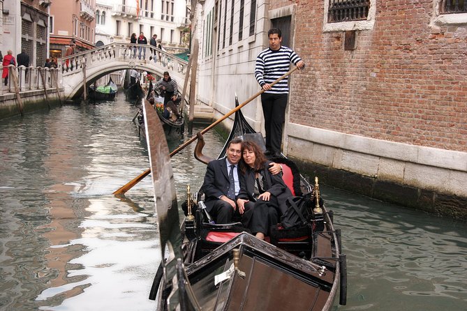 Fall in Love in Venice: Romantic Gondola and Typical Venetian Dinner - Overview of the Romantic Gondola Ride