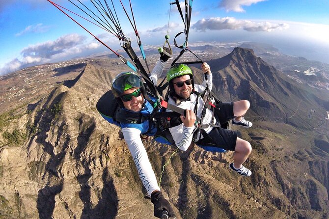GOLD Paragliding Flight Including Videos/Photos, T-Shirt and a Bottle of Cava - Good To Know