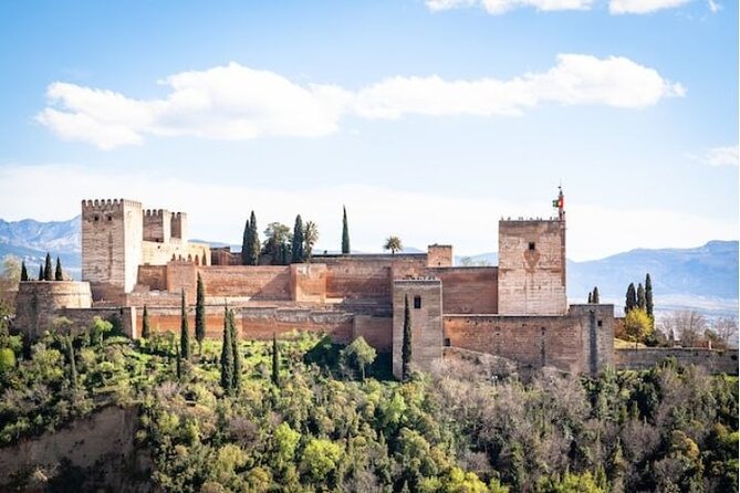 Guided Tour to Alhambra With Generalife, Alcazaba and Carlos V