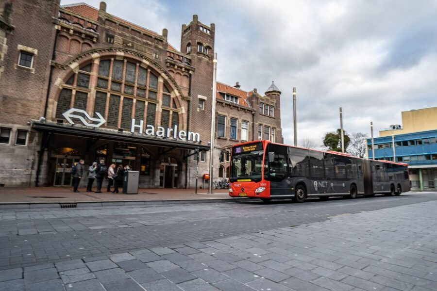 Haarlem: Airport Express Bus Transfer to the City Center