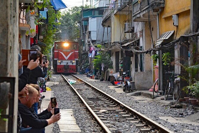 Hanoi Street Food Adventure: Train Street & Local Delights - Exploring Train Street: A Culinary Journey