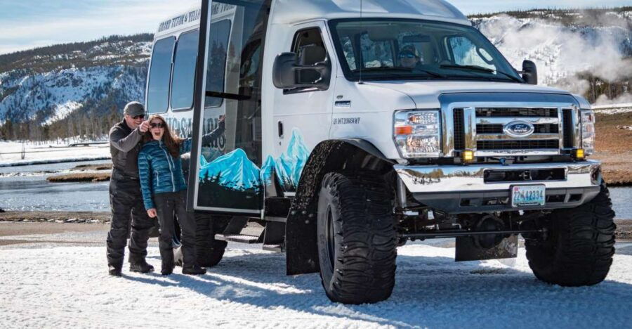 Jackson: Yellowstone Snowcoach Tour to Old Faithful