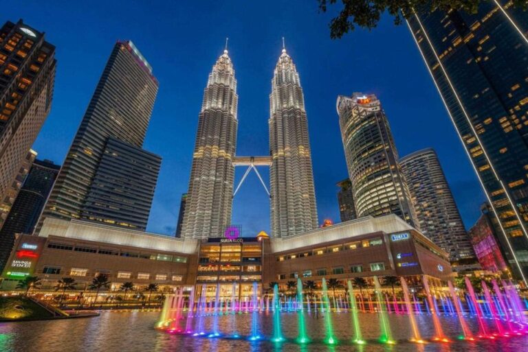 Kuala Lumpur by Night: Sightseeing, Markets and Food