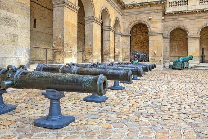 Mixed Private Historic Tour of Paris in English