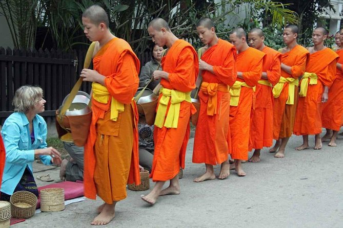 Monks Morning Almsgiving Tour (Food Offering)