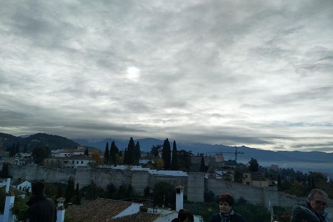 Night Viewpoints at the Illuminated Alhambra