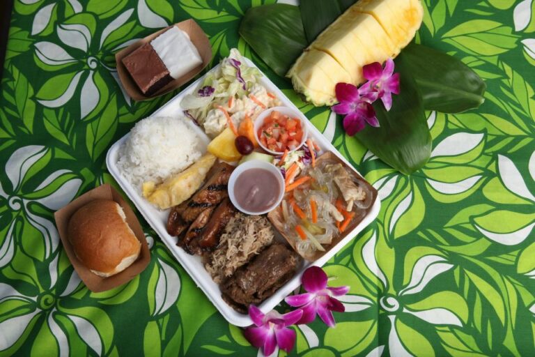 Oahu: Germaine’s Traditional Luau Show & Buffet Dinner