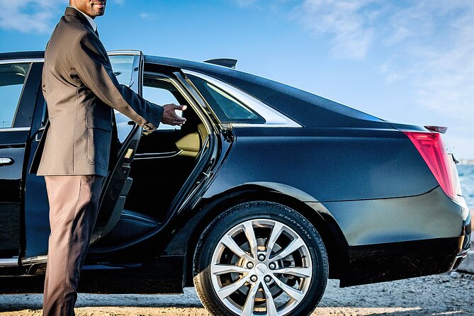 One Way Private Airport Transfer in Bahamas W/ Free Grocery Stop