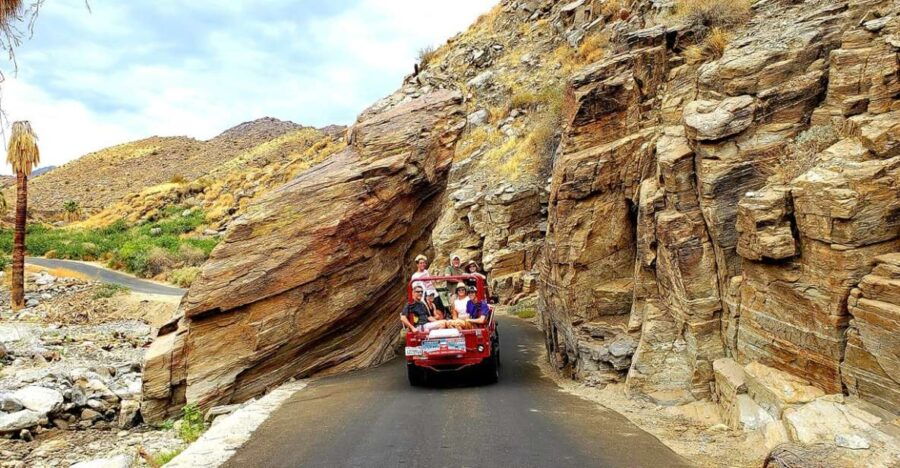 Palm Springs: Indian Canyons Hiking Tour by Jeep