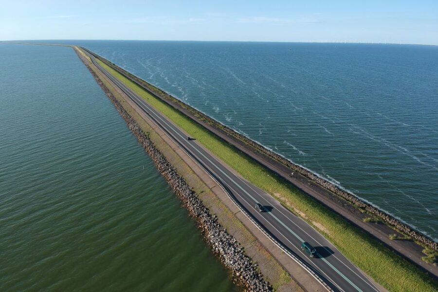 Private Day Trip to Giethoorn and the Afsluitdijk - Experience the Charm of Giethoorn