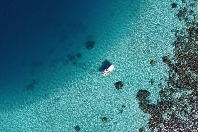 Private Tour of the Tahitis Lagoon by Boat Until 7 Pax