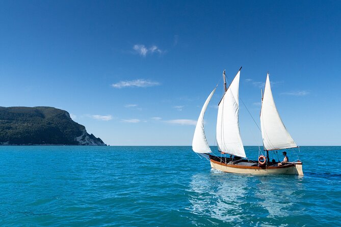 Private Traditional Sailboat Tour With Lunch in Numana