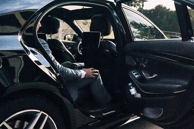 Private Transfer: Lyon Airport LYS to Lyon City in Business Car