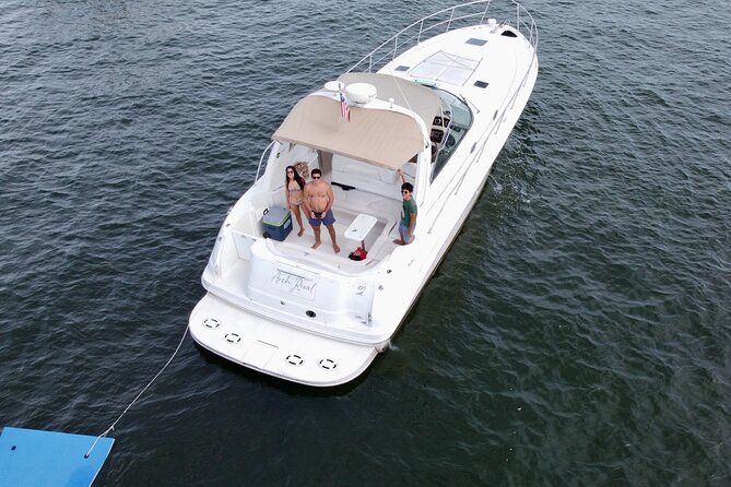 Private Yacht Tour W/Captain See the Millionaires Homes & Miami in a Unique Way