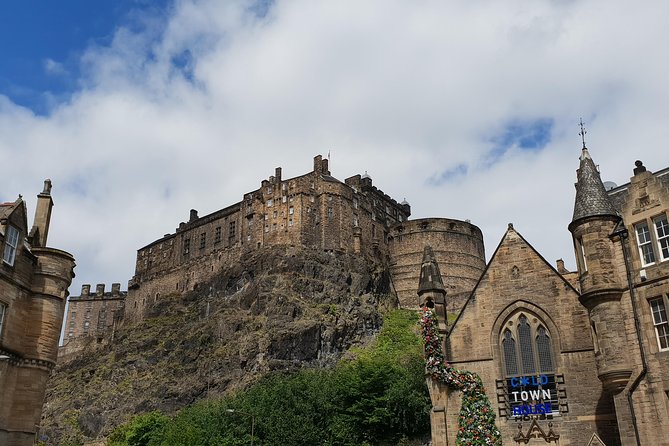 Public Guided Tour of Edinburgh at a Minimum Price - in English
