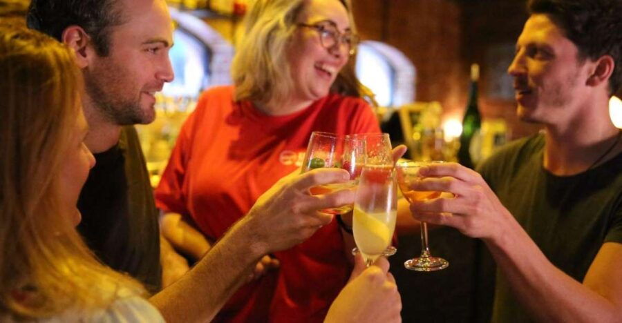 Seattle: Walking Tour With Craft Cocktails & Spirits Tasting