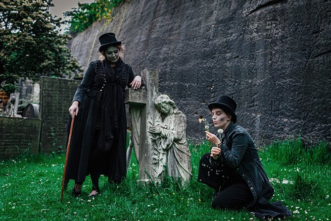 St James Secret Garden Cemetery Tour in Liverpool