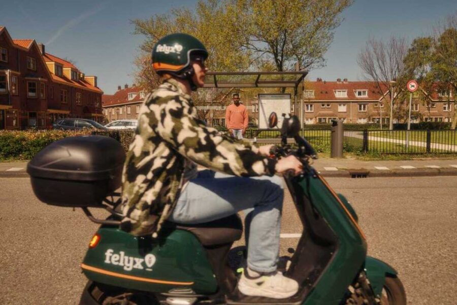 The Hague: Felyx E-Moped Day Pass