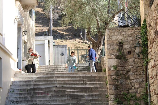 The Stolen Ancient Statue in Athina - Background of the Ancient Statue Theft
