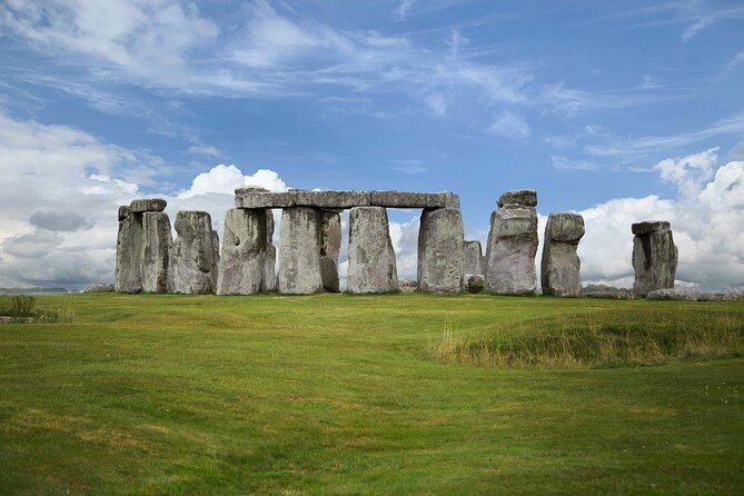 Transfer From Southampton to London With Stop at Stonehenge Tickets Included