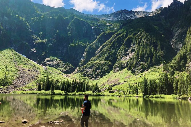 Washington State Small-Group Full-Day Hiking Tour From Seattle