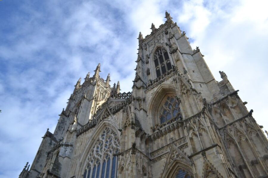 York: Smartphone Guide With Riddles and Discovery Walk