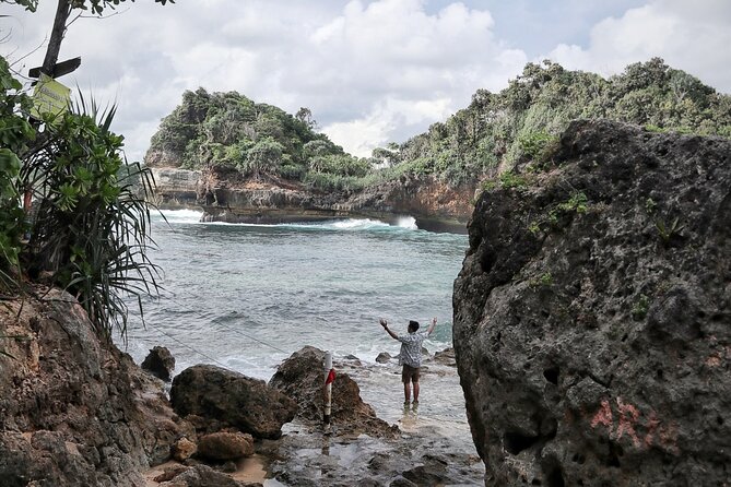 1 Day – Malang Beaches and Island Hopping // 06:30 – 17:30