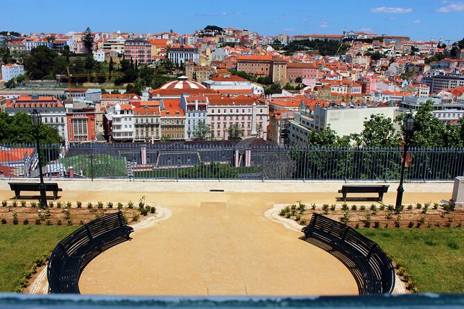 1 Hour in Tuk Tuk to Access the Famous Viewpoints of Lisbon