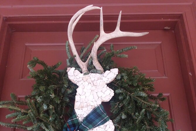 1 Hour Christmastide Walking Tour in Virginia Past and Present - Overview of Colonial Williamsburgs Christmas Celebration
