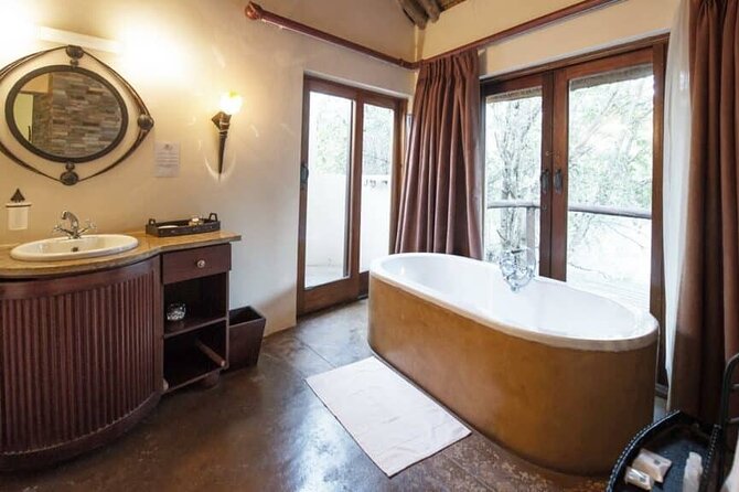 3 Day Luxury Shishangeni Lodge Experience - Lodge Amenities and Accommodation