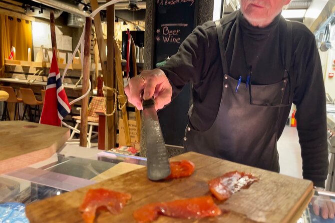 Christmas Street Food Tour With Akevitt and Christmas Beer - Festive Street Food Delights
