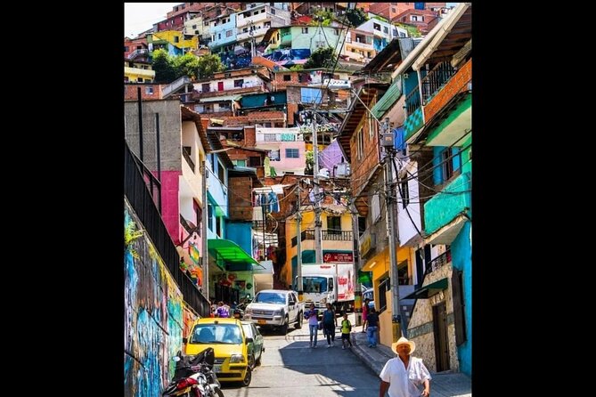 Comuna 13 Graffitour With Spray Painting and Typical Food C13 - Tour Highlights