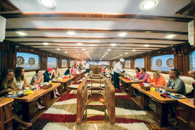 Hurghada: Elite VIP Cruise With Seafood and BBQ Buffet Lunch - Traveler Experience