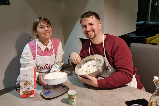 Neapolitan DOC Pizza Class and Cooking in a Wood Oven at a Locals House - Class Overview
