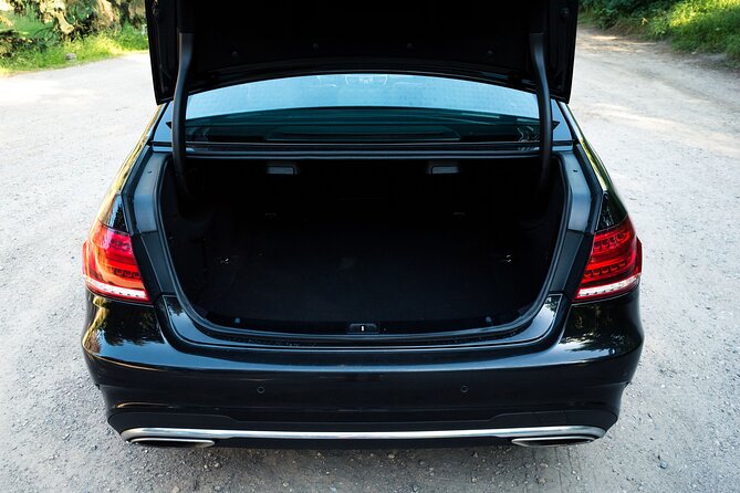 Private Calgary to Banff One-way Transfer in Luxury Car - Luxury Car Transfers From Calgary to Banff