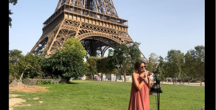 1h30 Live Music Show With Duo Singer-Guitarist in Paris