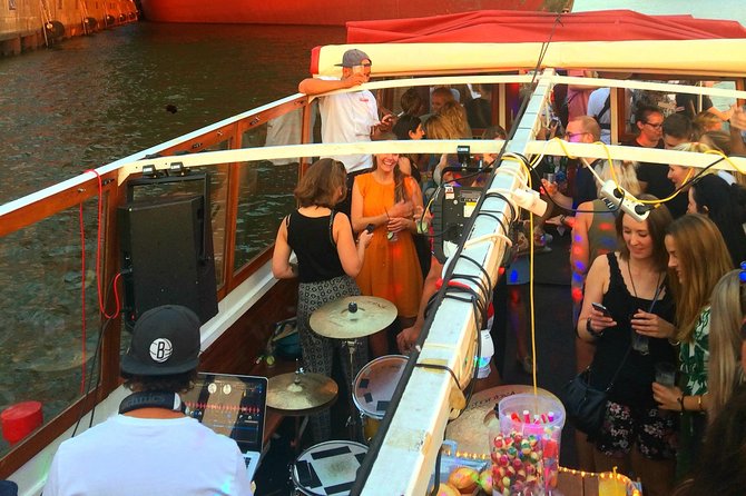 2 HOURS ENGLISH PRIVATE BOAT TOUR Through the Port of Hamburg - Good To Know