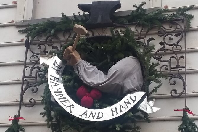 1 Hour Christmastide Walking Tour in Virginia Past and Present - History of Colonial Williamsburgs Christmas Celebration